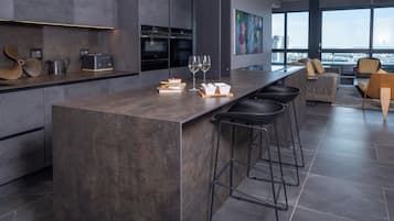Apartamento, 1 quarto, sacada, vista para a cidade | Cozinha privada | Geladeira grande, micro-ondas, fogão, cooktop