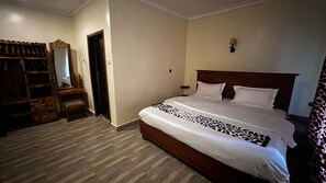 9 chambres, fer et planche à repasser, Wi-Fi, draps fournis