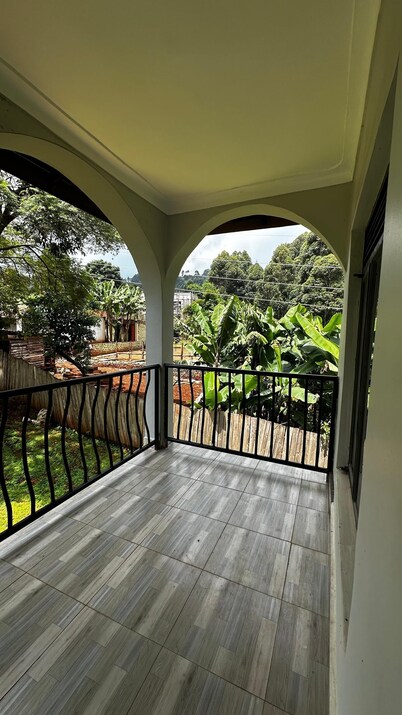 Charming 9-bedroom bed & breakfast with fitness room, WiFi in amazing Sipi