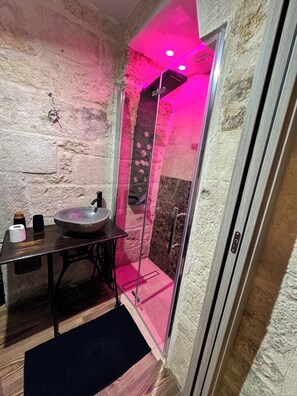 Dusche, Whirlpool, Haartrockner, Bidet