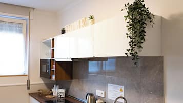 Réfrigérateur, four, plaque de cuisson, machine à expresso