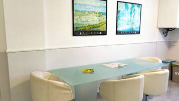 Apartament superior, pati, vistes al jardí | Menjador