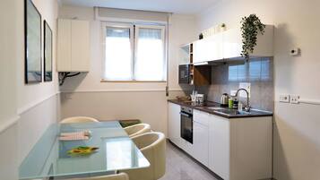 Geladeira, fogão, cooktop, máquina de café expresso