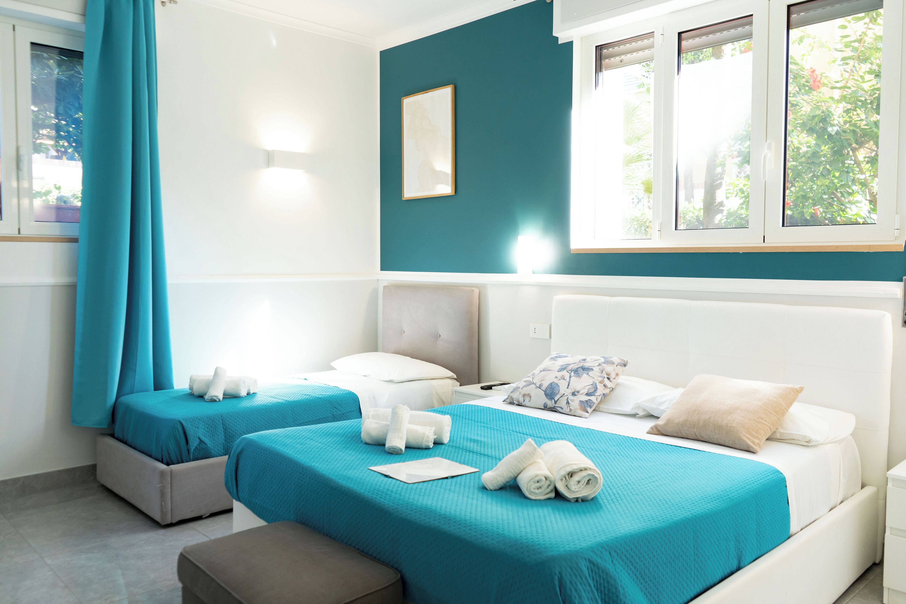 Luxe beddengoed, bedden met traagschuimmatrassen, een minibar