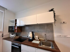 ตู้เย็น, เตาอบ, เตาประกอบอาหาร, เครื่องชงกาแฟเอสเปรสโซ