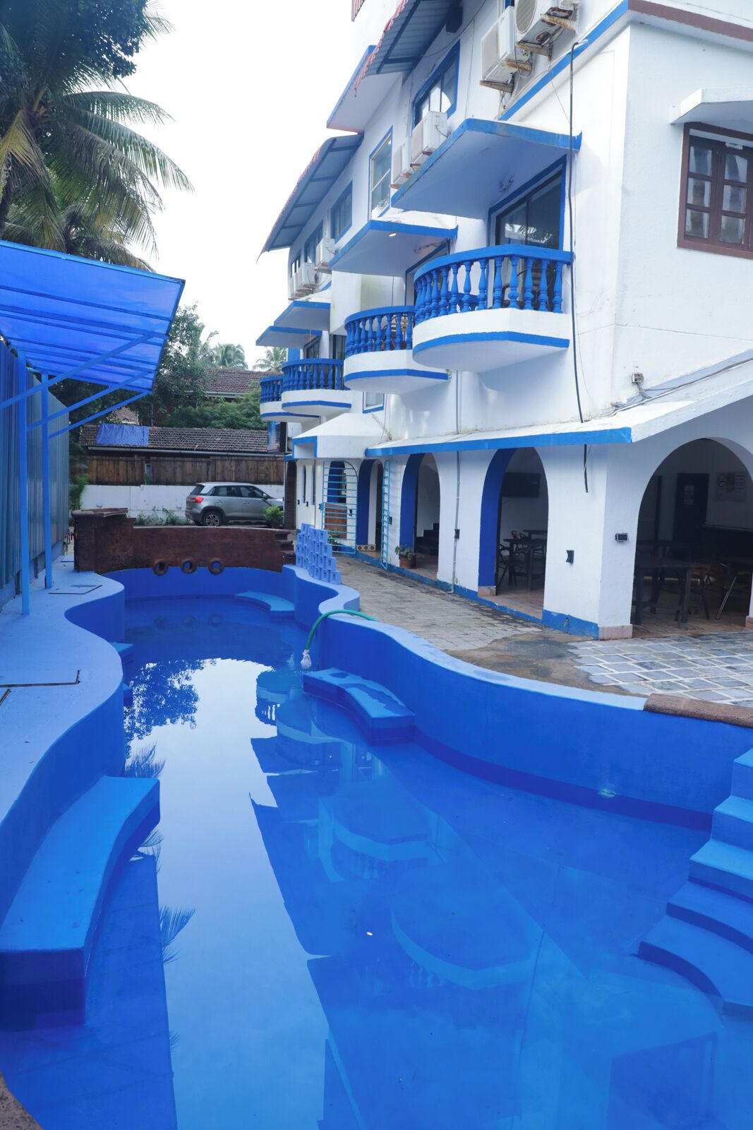 Una piscina al aire libre