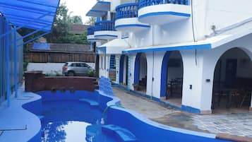 Una piscina al aire libre