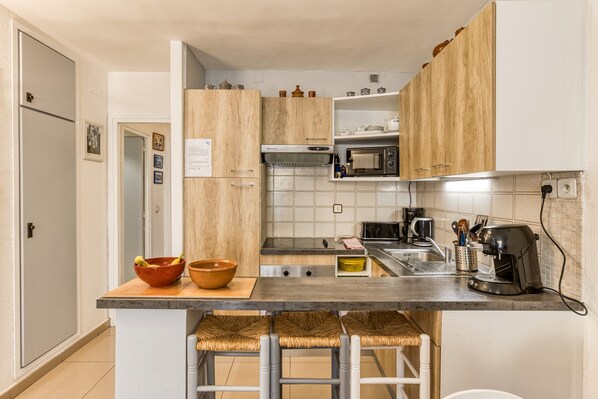 Kühlschrank, Mikrowelle, Ofen, Herdplatte