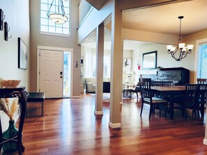 Smart TV, fireplace, books, offices - The Jordan House- very spacious, 3 car garage (Albany)