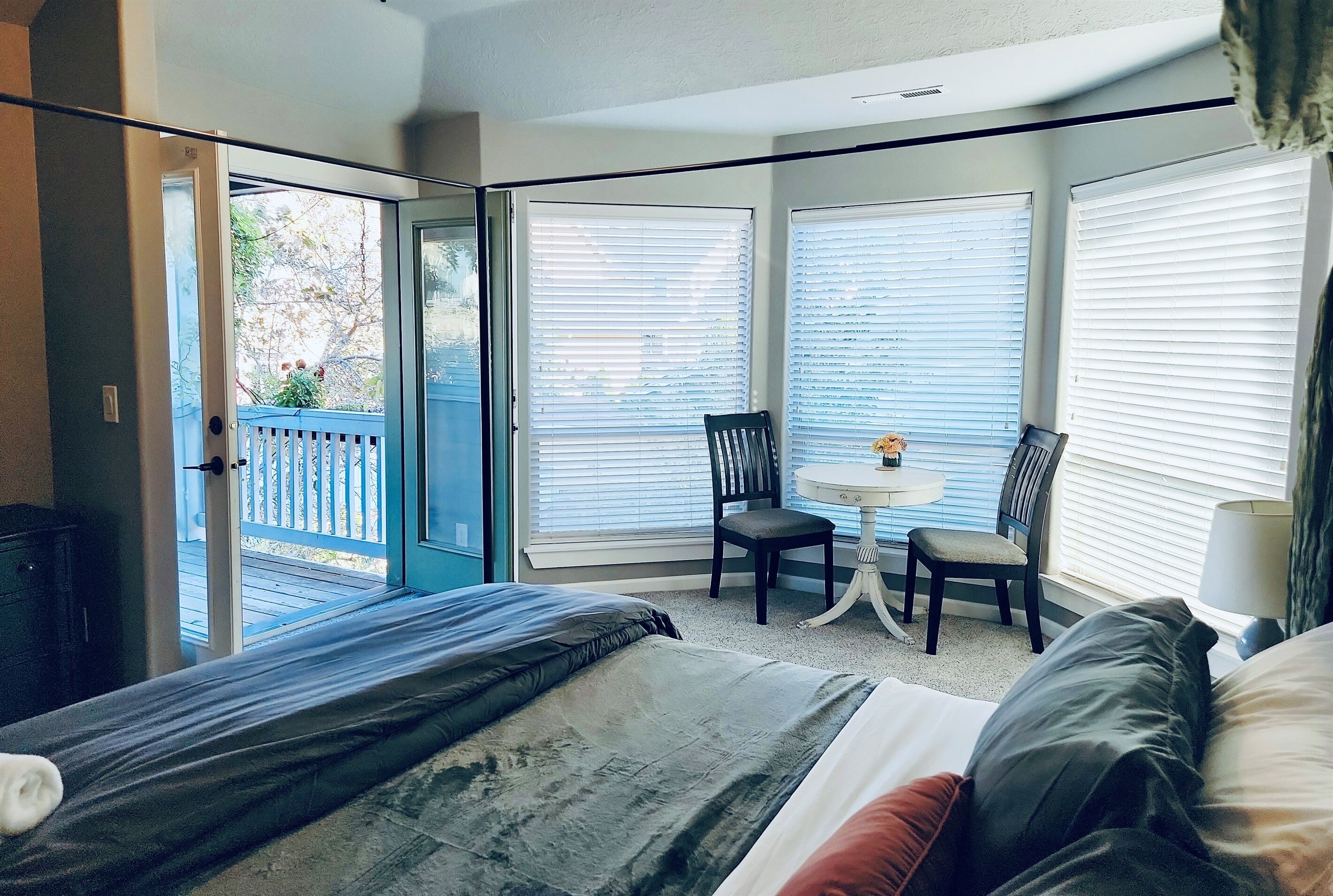 4 slaapkamers, een bureau, een strijkplank/strijkijzer, reisbedje