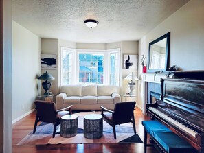 Smart TV, chimenea, libros y oficina 