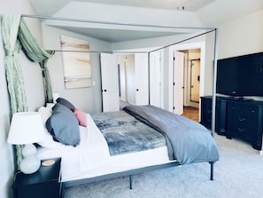 4 Schlafzimmer, Schreibtisch, Bügeleisen/Bügelbrett, Reisekinderbett