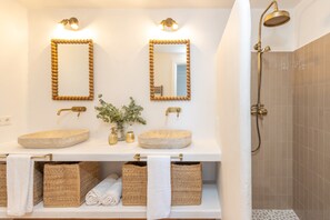 Een douche, een haardroger, handdoeken