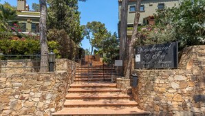 Una escalera de piedra que conduce a un edificio con un letrero que indica propiedad privada.