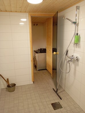 Shower, towels, soap, toilet paper - Charming old house in the countryside (Björkboda)