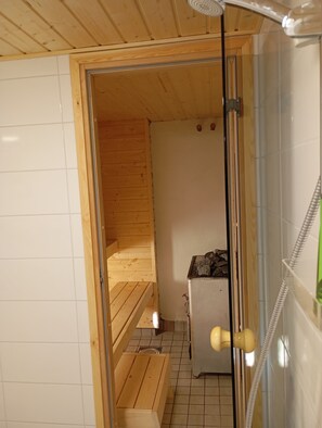 Un sauna avec des murs en bois et un sol carrelé.