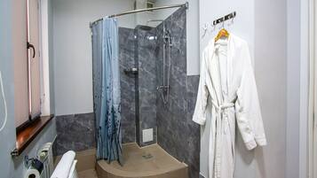 Secador de pelo, batas, pantuflas, toallas