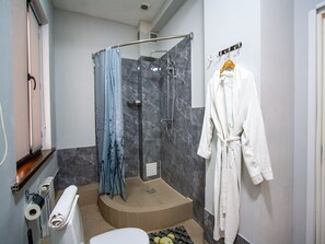 吹風機、浴袍、拖鞋、毛巾