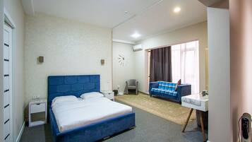 Muebles diferentes, escritorio y cortinas blackout