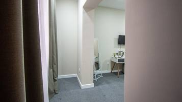 Muebles diferentes, escritorio y cortinas blackout