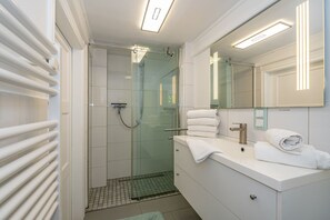 Dusche, Haartrockner, Handtücher