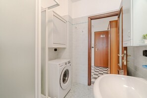 Regadera, bidet, toallas 