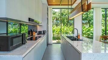 Vila superluxo, varanda, vista para a piscina | Cozinha privada | Geladeira, micro-ondas, cooktop, lava-louças