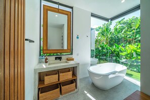 Hair dryer, towels, soap, shampoo - Villa Bedawang - 4BR Villa Seminyak (Seminyak)