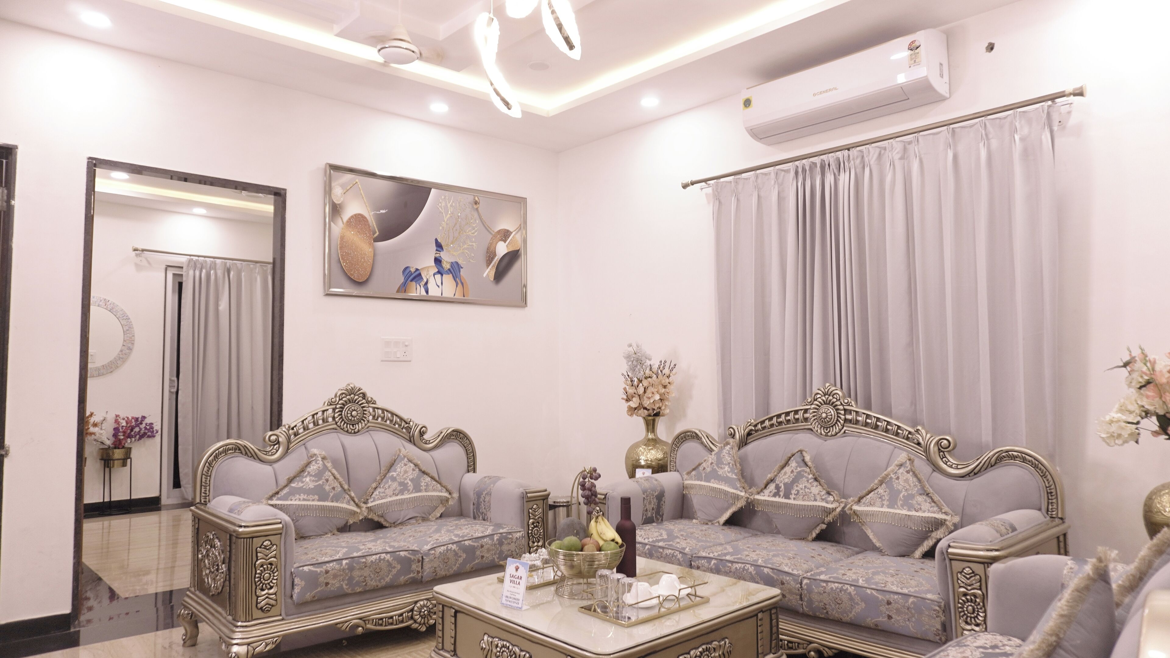 Habitación familiar doble | Zona de estar | Smart TV de 32 pulgadas con canales digitales, una impresora