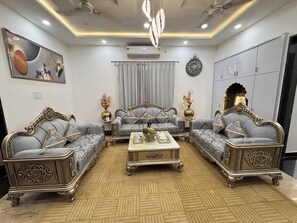 Kamar Double Keluarga | Area keluarga | Smart TV 32-inci dengan saluran TV digital dan printer