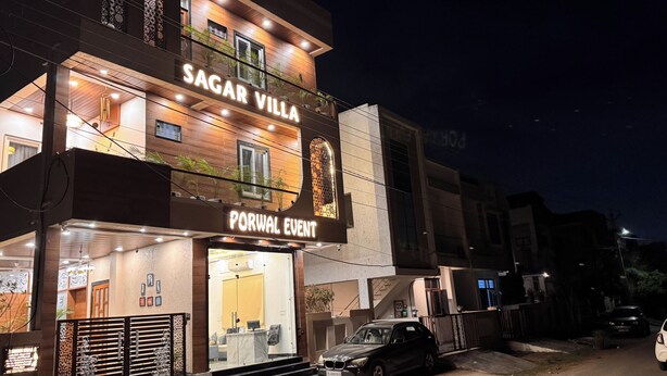 Un bâtiment sur lequel on peut lire les inscriptions « Sagar Villa » et « Porwal Event ».