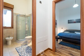 Shower, bidet, towels, shampoo