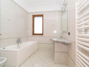 Dusche, Haartrockner, Bidet, Handtücher