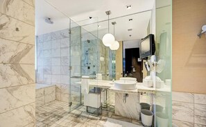 Douche, baignoire à jets, articles de toilette gratuits, sèche-cheveux