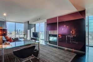 Smart TV, fireplace