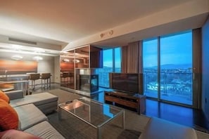 Smart TV, fireplace