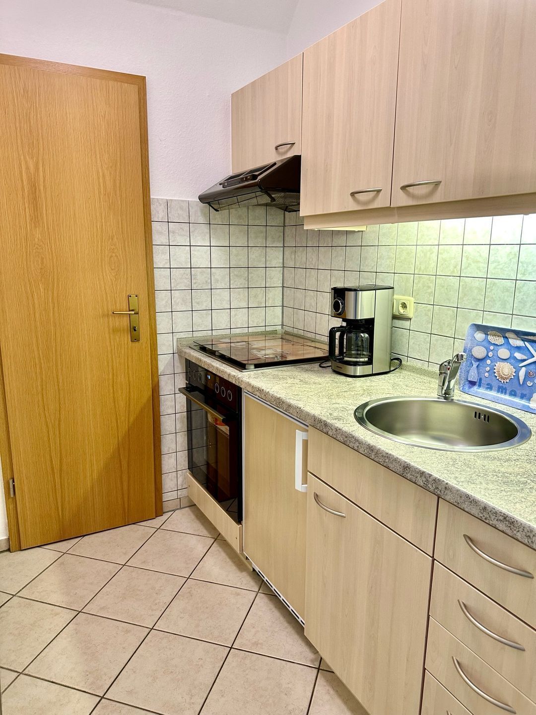 Refrigerador, horno, parrilla de estufa y cafetera y tetera 