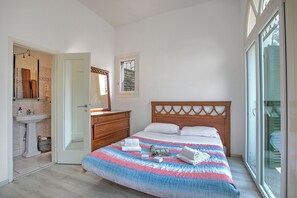 Family Apartment, Multiple Bedrooms (Romantic Terrace With Lake View)