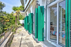 Apartament familiar, diversos dormitoris (Romantic Terrace With Lake View) | Detall de l'exterior