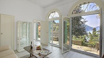 Perhehuoneisto, useita makuuhuoneita (Romantic Terrace With Lake View) | Oleskelualue | 21–tuumainen taulutelevisio, jossa kaapelikanavat