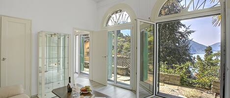 Apartamento família, vários quartos (Romantic Terrace With Lake View) | Área de estar | TV de tela plana 21 polegadas com canais a cabo