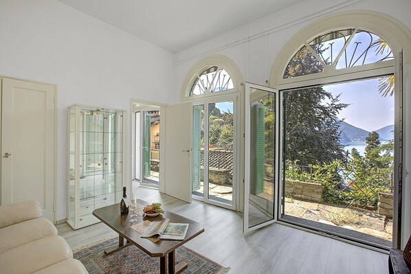 Family Apartment, Multiple Bedrooms (Romantic Terrace With Lake View) | Living area