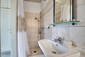 Family Apartment, Multiple Bedrooms (Romantic Terrace With Lake View) | Bathroom