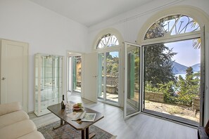 Familieleilighet, flere soverom (Romantic Terrace With Lake View) | Oppholdsrom | En 21-tommers Flatskjerm-TV med kabel-kanaler