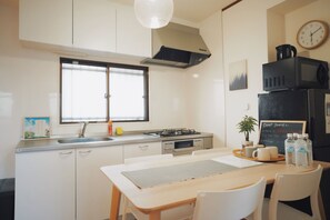 เบสิกอพาร์ทเมนท์, 2 ห้องนอน, ปลอดบุหรี่, ห้องครัว | บริการอาหารในห้องพัก