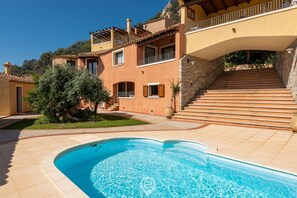 A two-story house with a swimming pool, stone steps, and a garden. - Cliffside Blue - Costa Rei (Muravera)