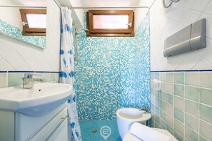 Shower, bidet, towels, shampoo