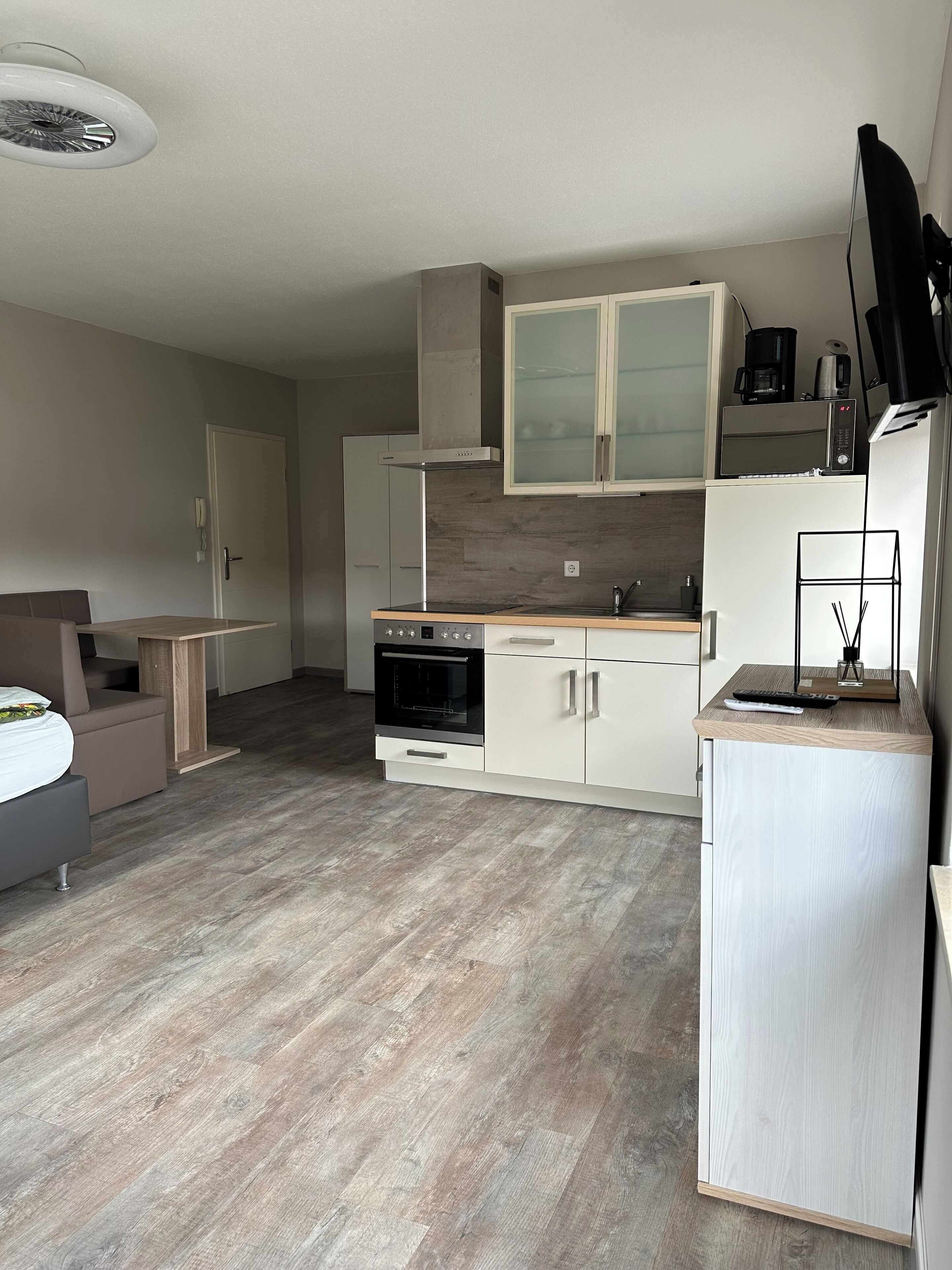 Studio | Private kitchen | Electric kettle, toaster