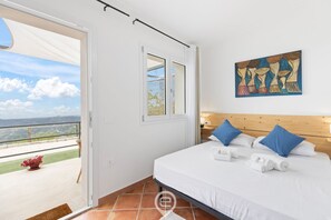 1 chambre, fer et planche à repasser, lit parapluie