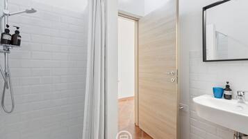 Dusche, Bidet, Handtücher, Shampoo